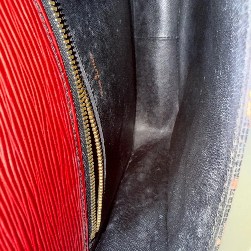 Louis Vuitton Epi Saint Cloud Red Crossbody Bag Vintage-see callouts